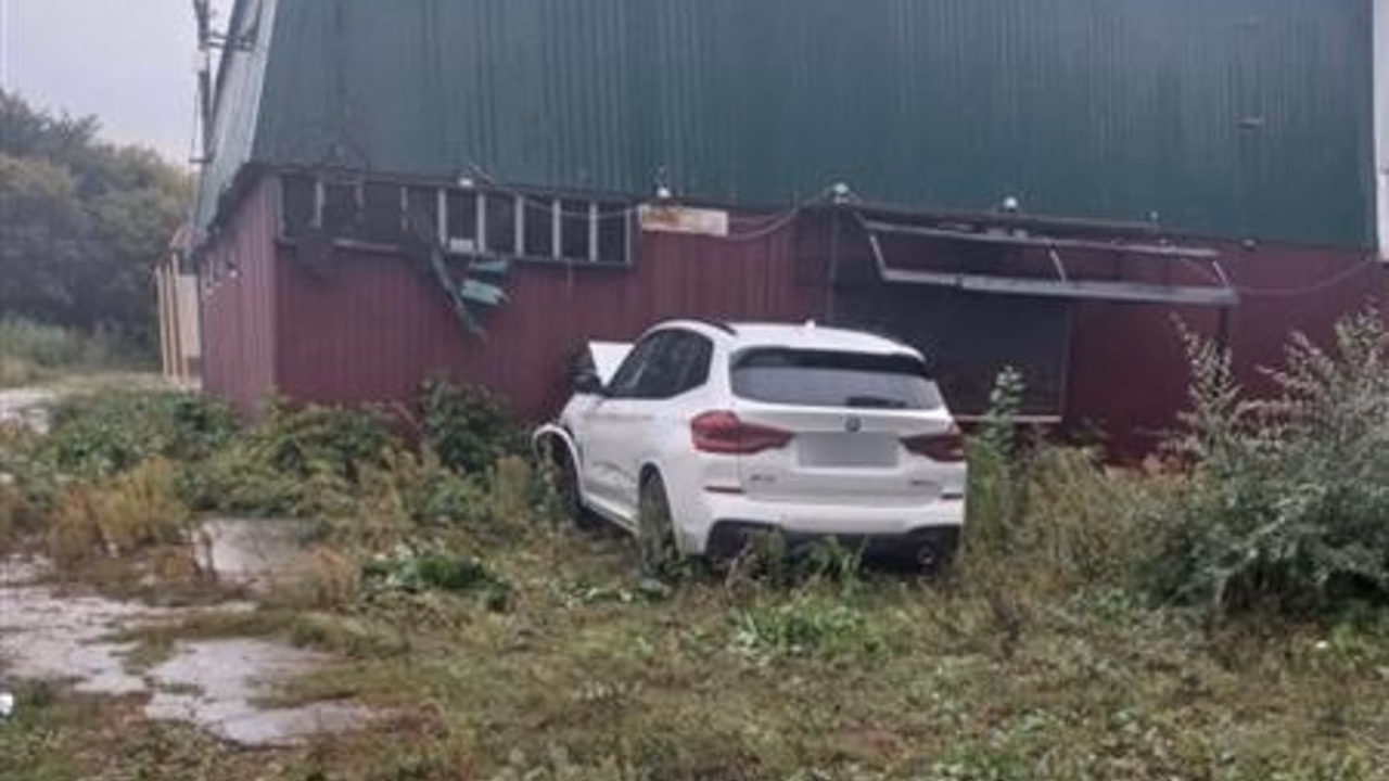 В Чапаевске женщина на BMW врезалась в стену дома, ее госпитализировали