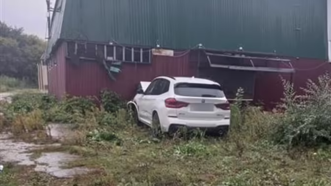 В Чапаевске женщина на BMW врезалась в стену дома, ее госпитализировали