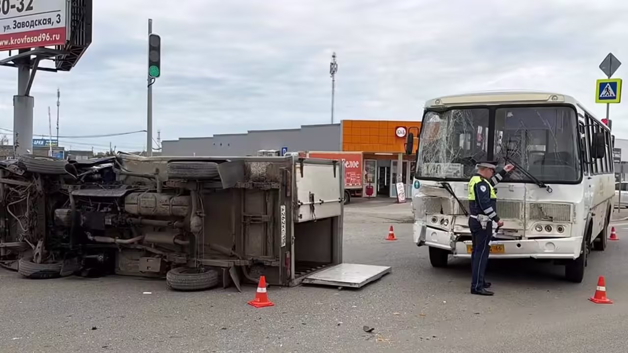 В Свердловской области в ДТП с автобусом пострадали три человека