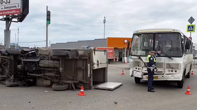 В Свердловской области в ДТП с автобусом пострадали три человека