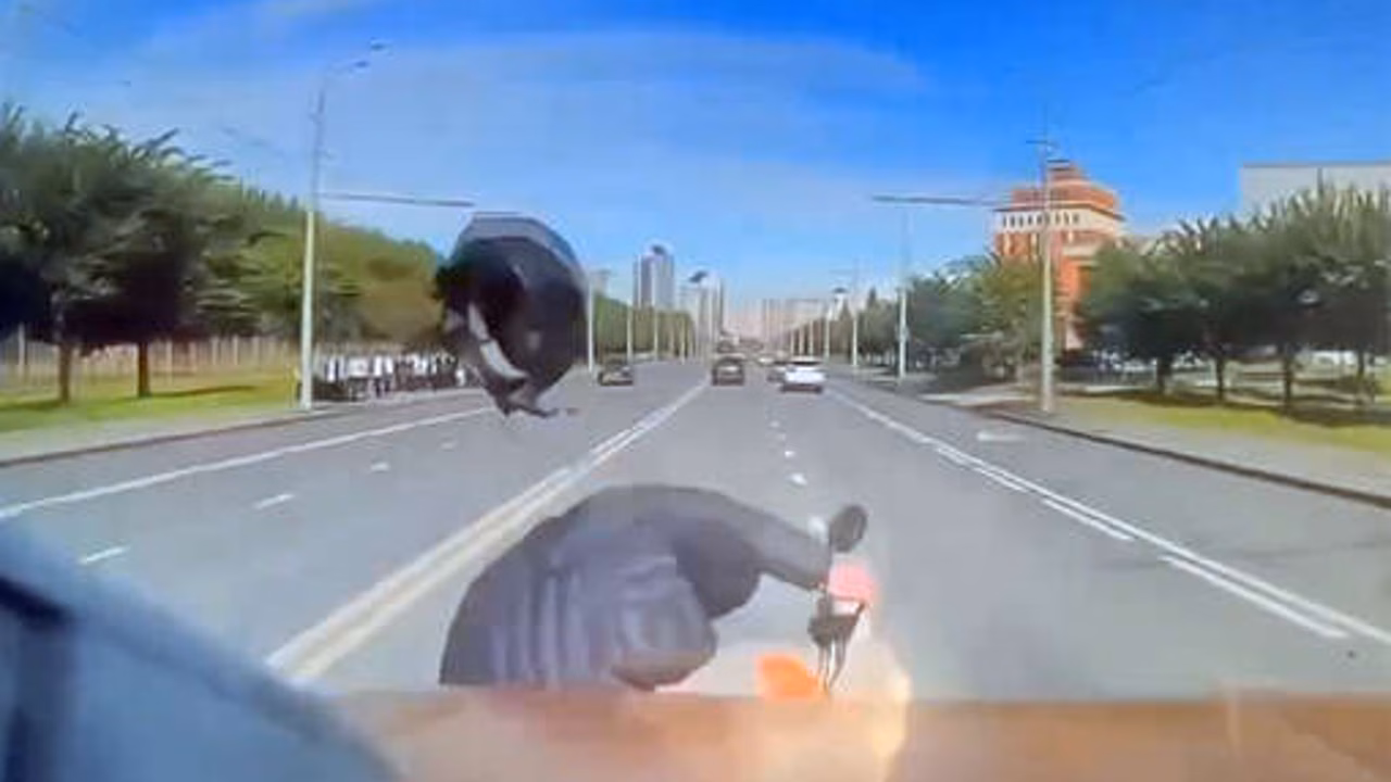 В Казани на видео попало, как машина снесла велосипедиста