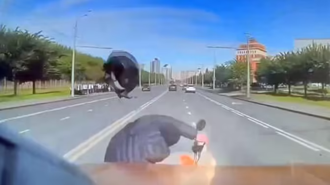В Казани на видео попало, как машина снесла велосипедиста