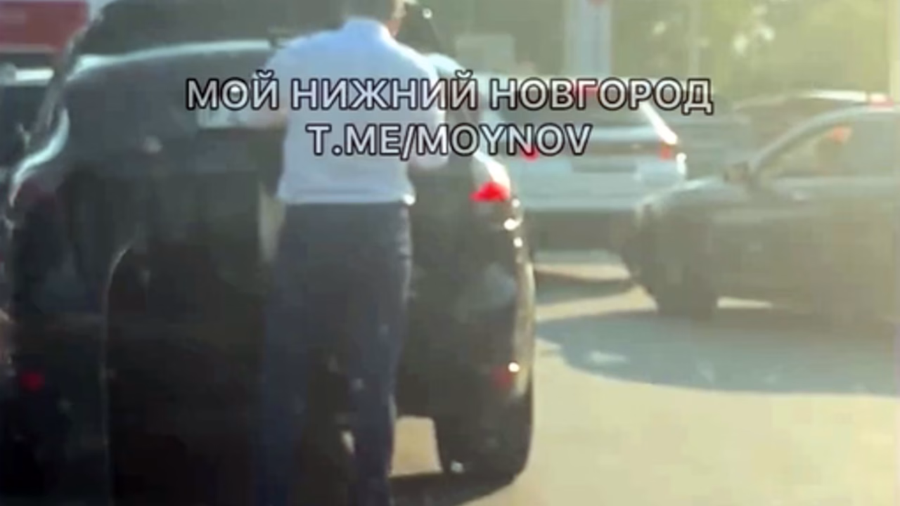 В Нижнем Новгороде на видео попало, как мужчина сменил номера на поддельные у АЗС