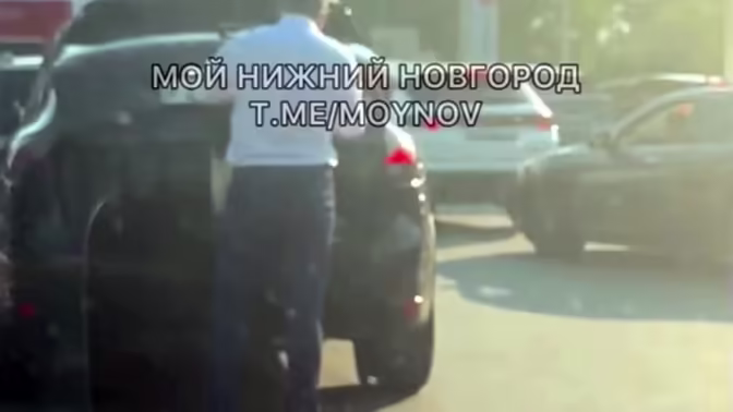В Нижнем Новгороде на видео попало, как мужчина сменил номера на поддельные у АЗС