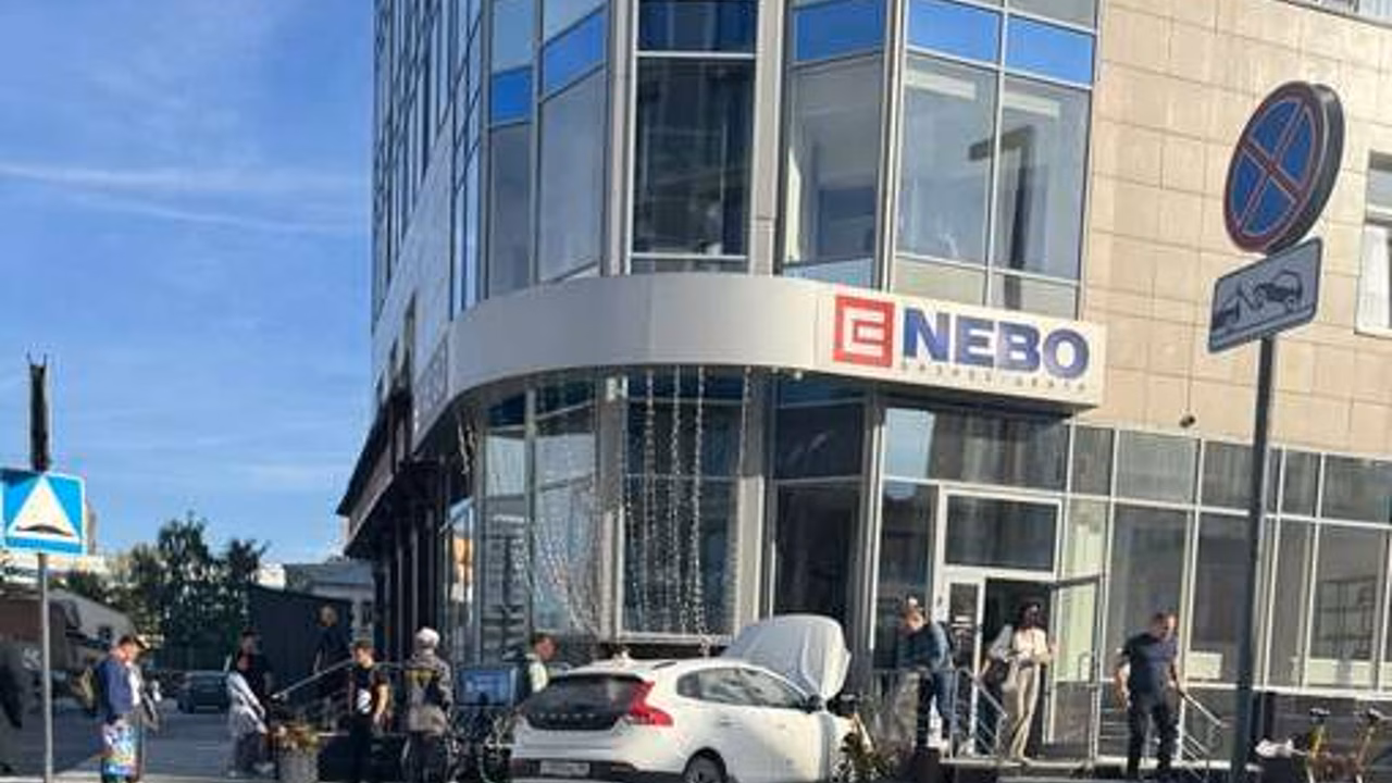 В Екатеринбурге Volvo врезался в здание бизнес-центра