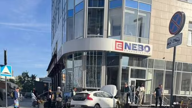 В Екатеринбурге Volvo врезался в здание бизнес-центра