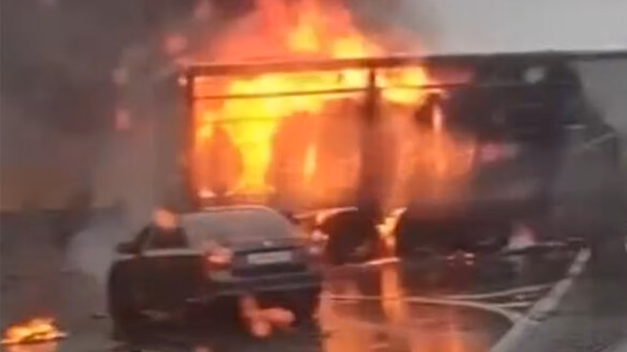 В Чувашии на видео попала фура, которая загорелась и перекрыла трассу М-7