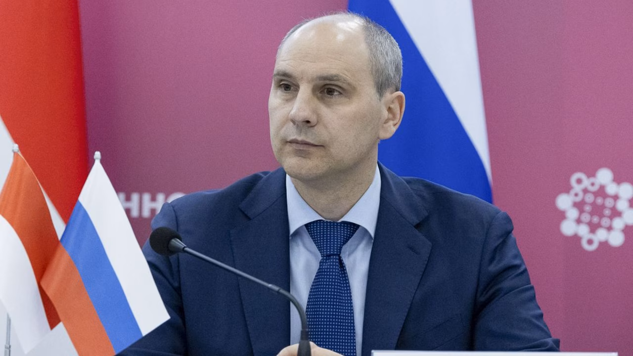 Денис Паслер признался, что стоял в очереди за бензином
