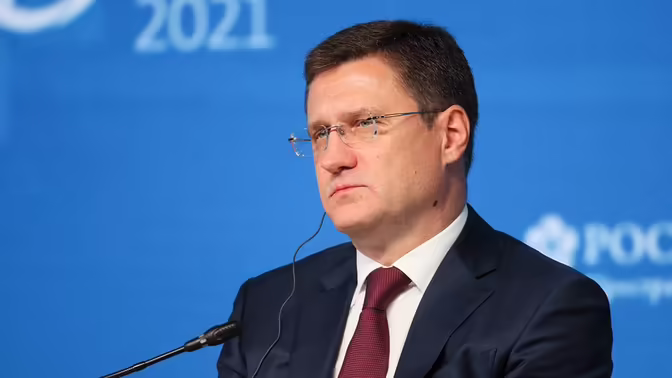 Новак поручил проработать соглашения с НПЗ и АЗС для регулирования цены топлива