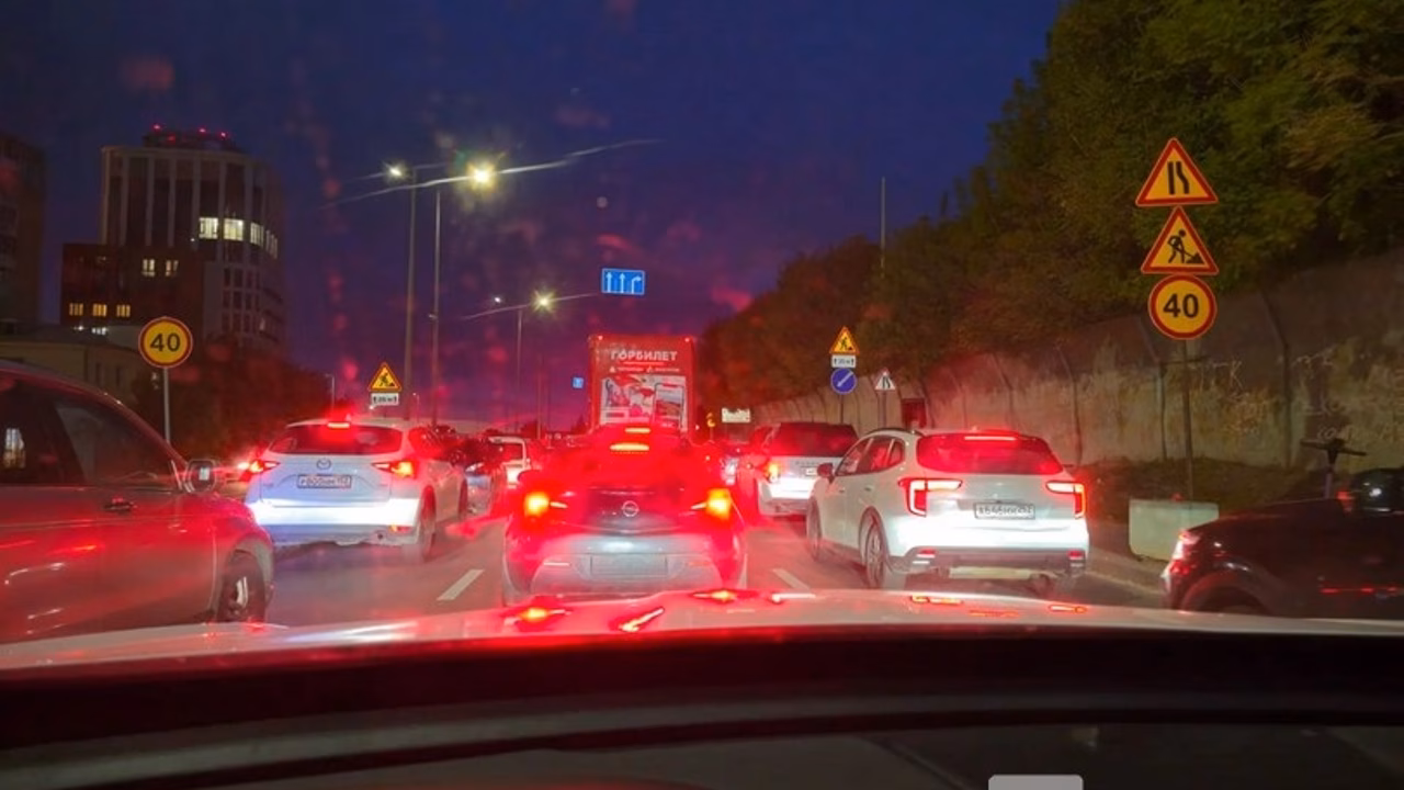 Пробка образовалась перед спуском к метромосту в Нижнем Новгороде