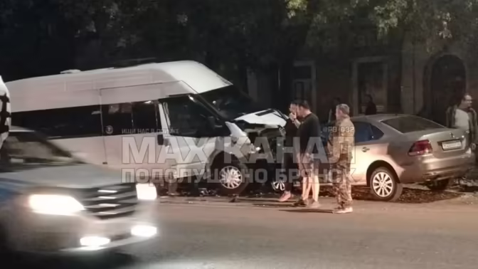 В Брянске вечером столкнулись три автомобиля