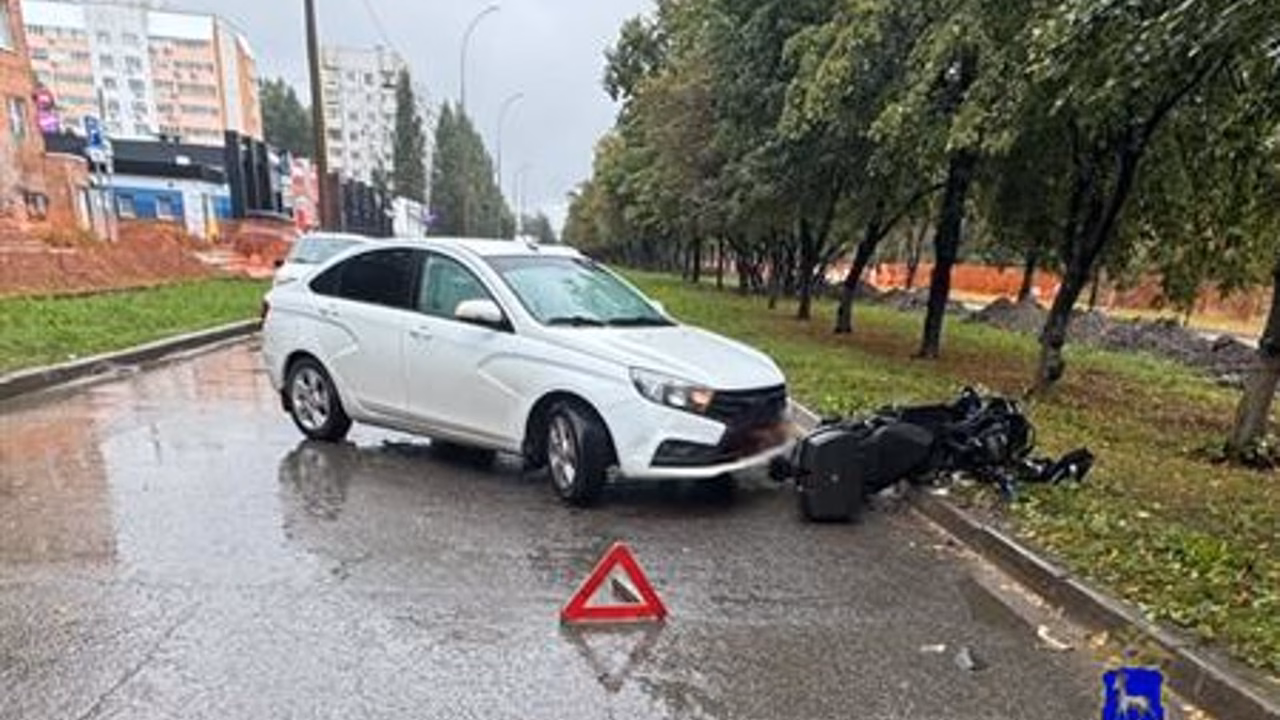 В Тольятти после столкновения с Lada Vesta госпитализировали водителя и пассажира мопеда