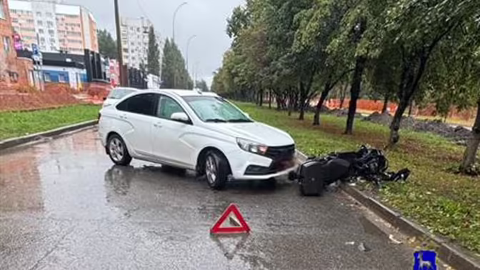 В Тольятти после столкновения с Lada Vesta госпитализировали водителя и пассажира мопеда