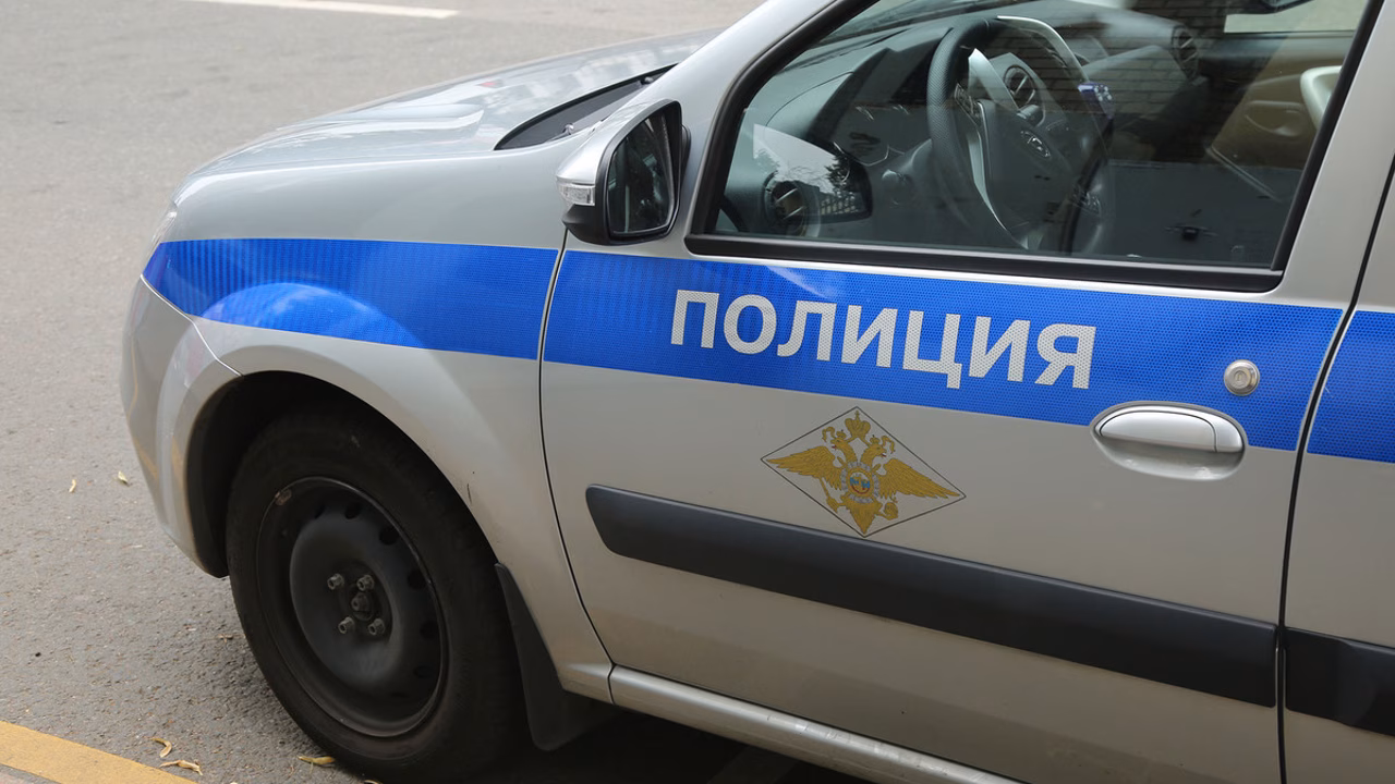 Полицейский автомобиль попал в аварию на западе Москвы