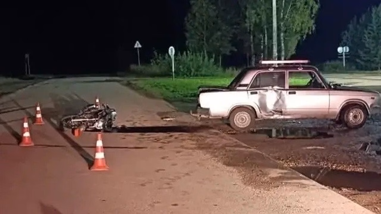 В Кикнуре столкнулись ВАЗ и мотоцикл: пострадал 15-летний подросток