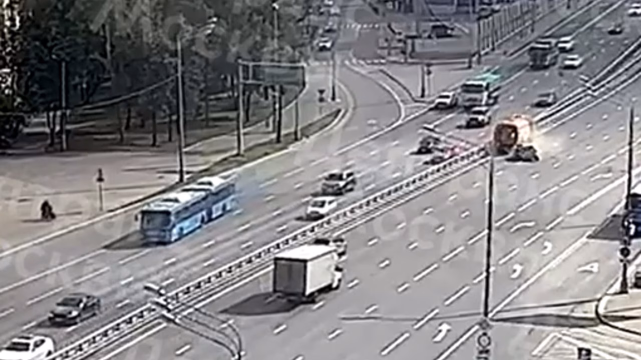 На видео попал момент столкновения хетчбэка с грузовиком на Дмитровском шоссе