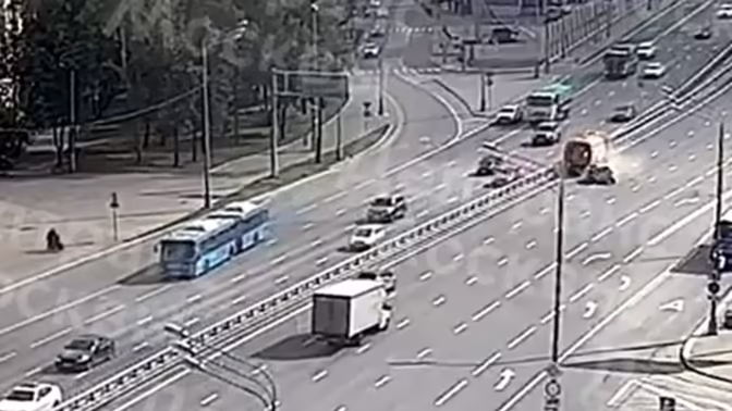 На видео попал момент столкновения хетчбэка с грузовиком на Дмитровском шоссе