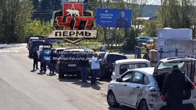 В Пермской крае Land Cruiser Prado протаранил около шести машин в очереди на АЗС
