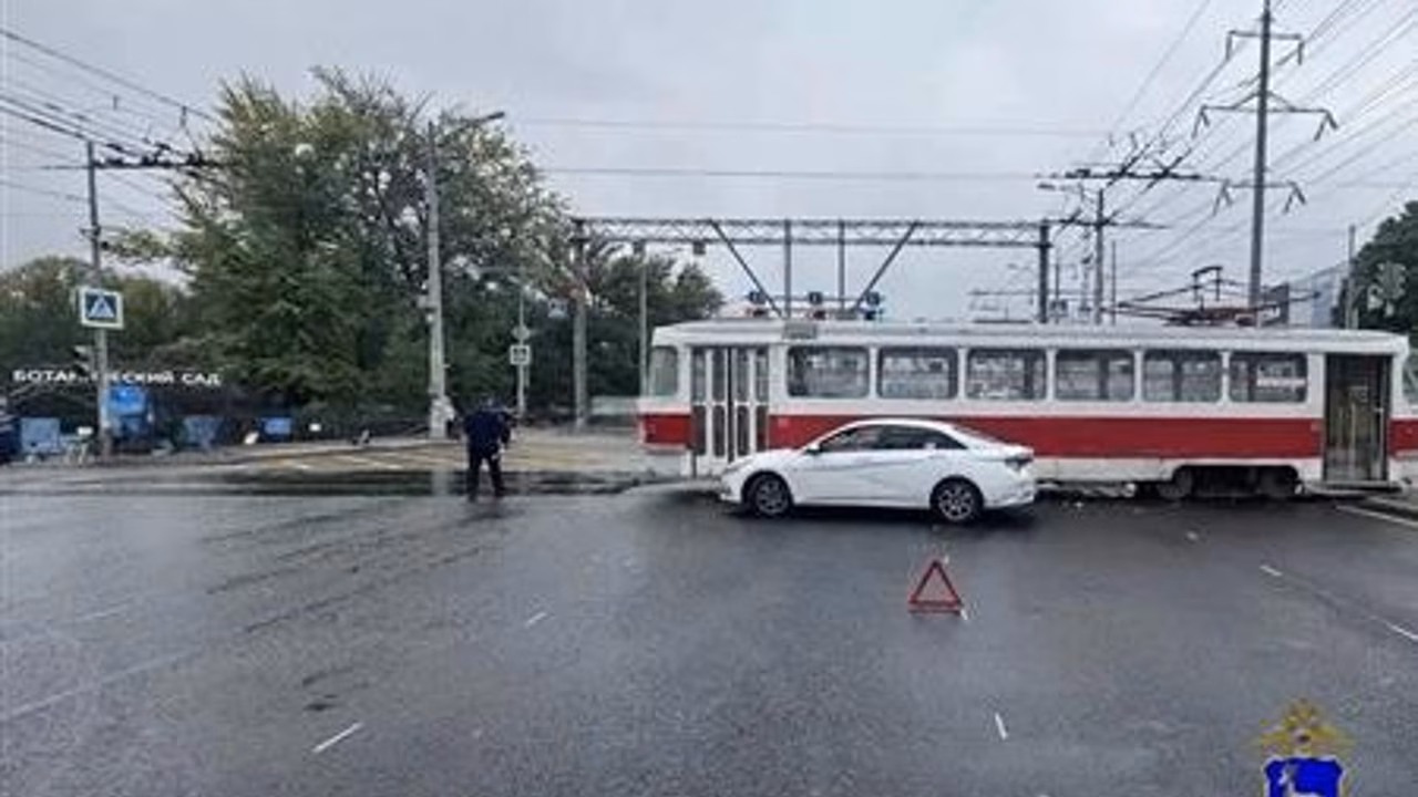В Самаре при столкновении Hyundai Elantra с трамваем пострадала женщина