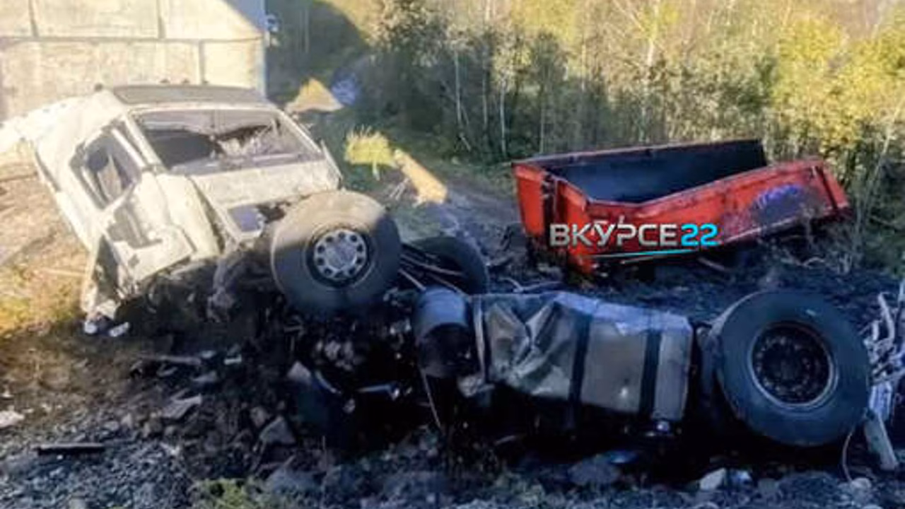 Фура Volvo упала с моста в Алтайском крае