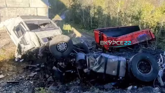Фура Volvo упала с моста в Алтайском крае