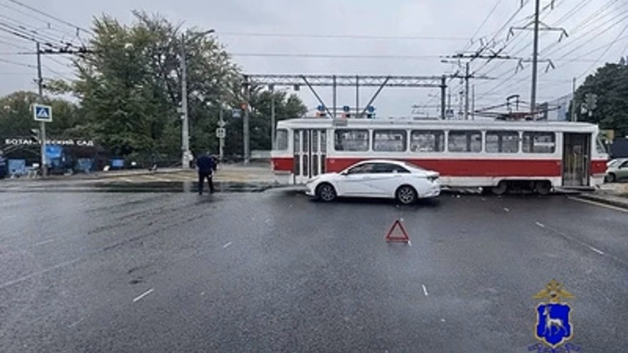 В Самаре при столкновении автомобиля и трамвая пострадал человек