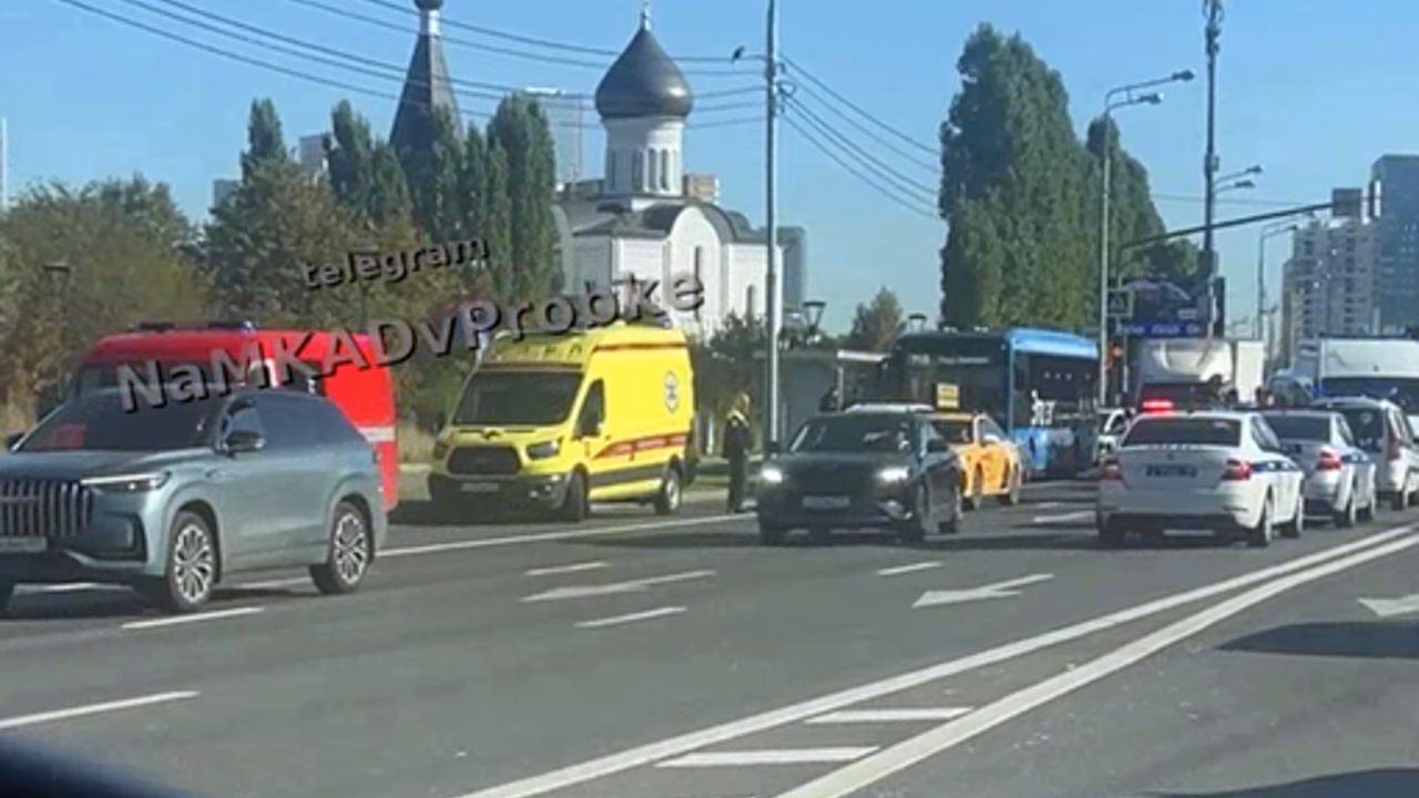 На видео попали последствия ДТП с автомобилем полиции в Москве