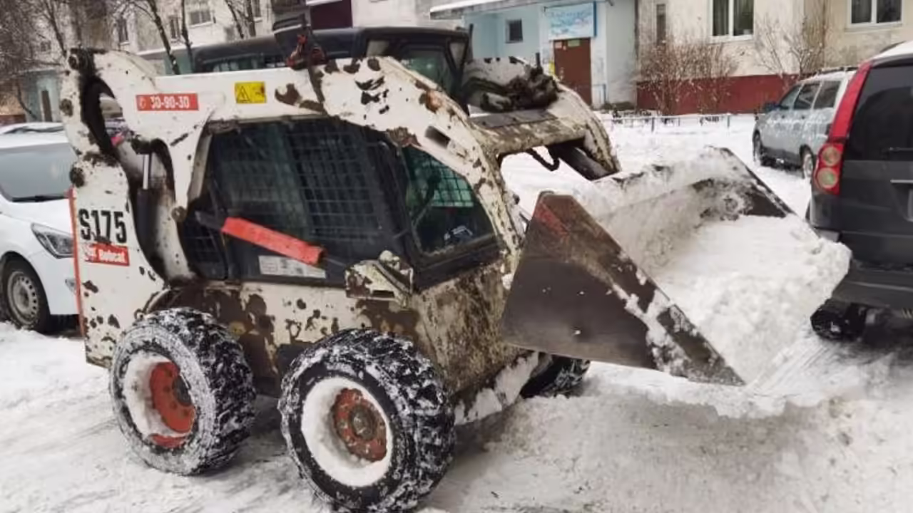 Более 100 единиц спецтехники готовят в уборке снега в Курске