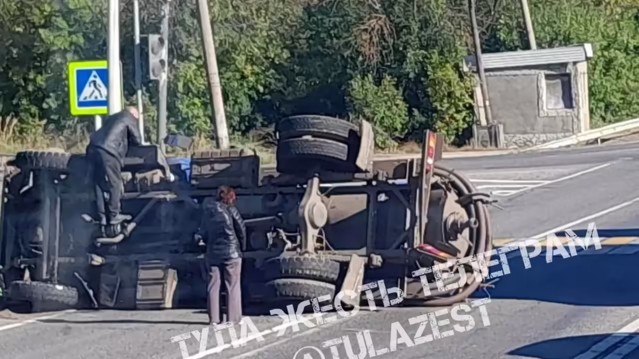 На трассе М-4 перевернулся ассенизаторский грузовик близ Богородицка