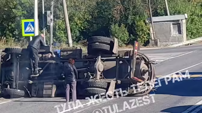 На трассе М-4 перевернулся ассенизаторский грузовик близ Богородицка