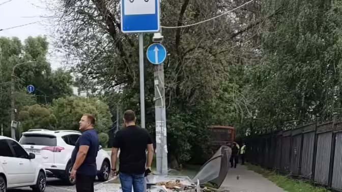 Автобус в Нижнем Новгороде снес остановку, водитель умер за рулем