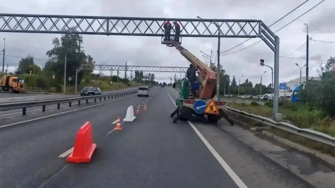 На улице Куйбышева Владимира устанавливают новый светофор