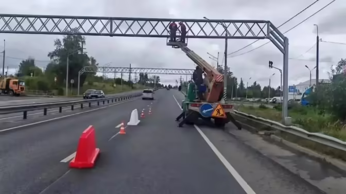 На улице Куйбышева Владимира устанавливают новый светофор