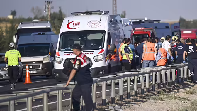 В Турции водитель автобуса потерял управление, пострадали 40 человек