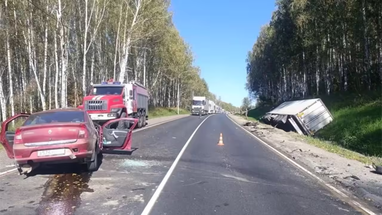 Водитель погиб в ДТП с грузовиком на трассе в Новосибирской области