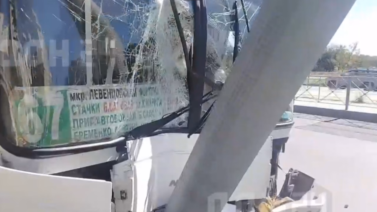 Водитель автобуса в Ростове врезался в столб после ухудшения самочувствия