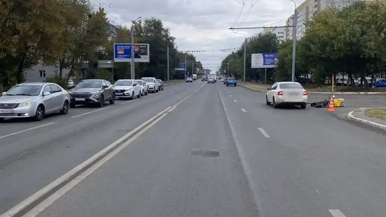 В Оренбурге легковушка столкнулась с электровелосипедом: пострадала девушка