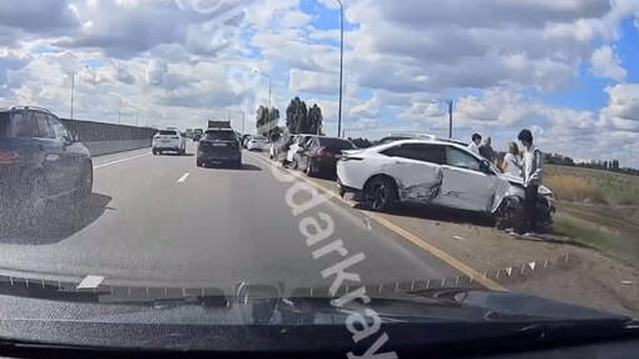 Под Краснодаром легковушка врезалась в очередь на АЗС, пострадали 8 авто