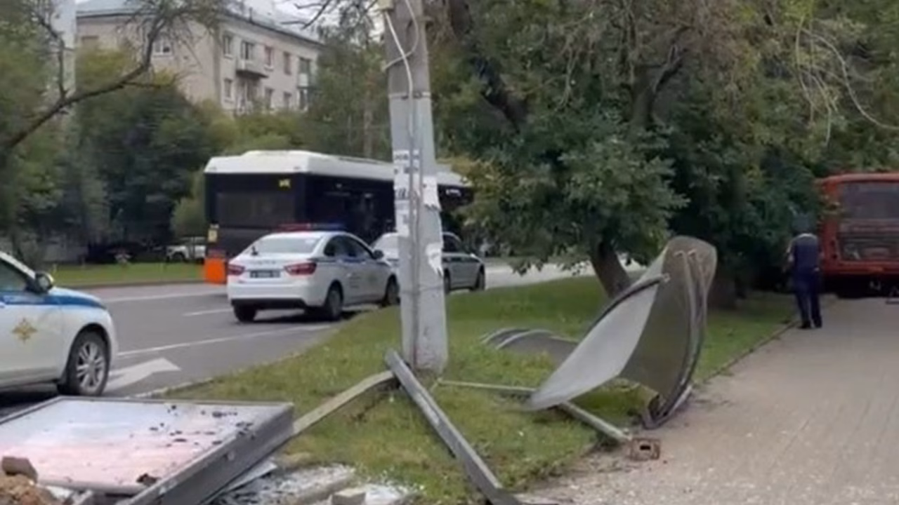 В Нижнем Новгороде водитель автобуса умер за рулем и въехал в остановку