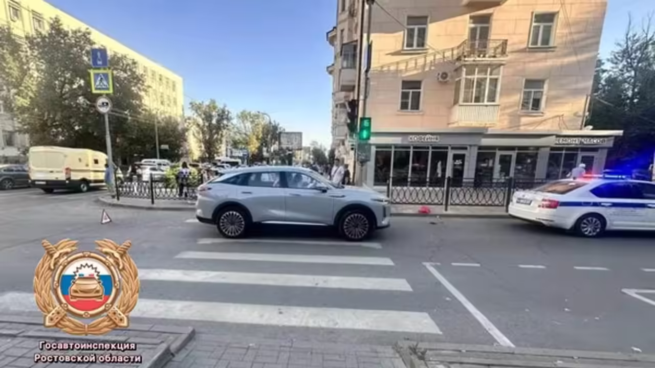 В центре Ростова пешеход попал под колеса автомобиля