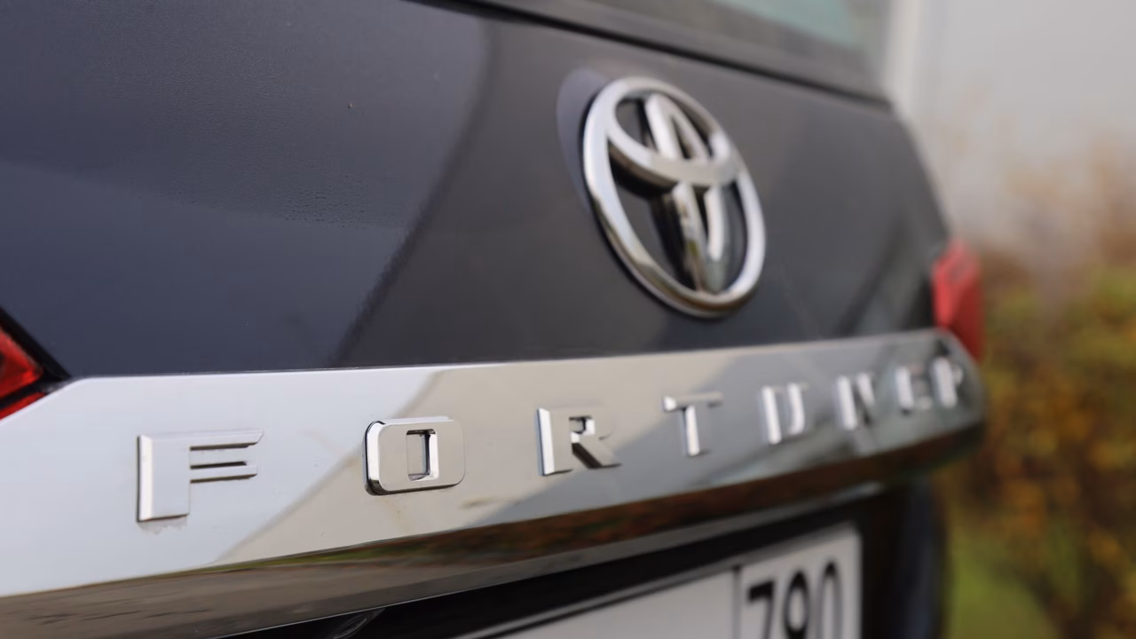 Toyota Fortuner возобновили продажи в России по цене от 5,2 млн рублей