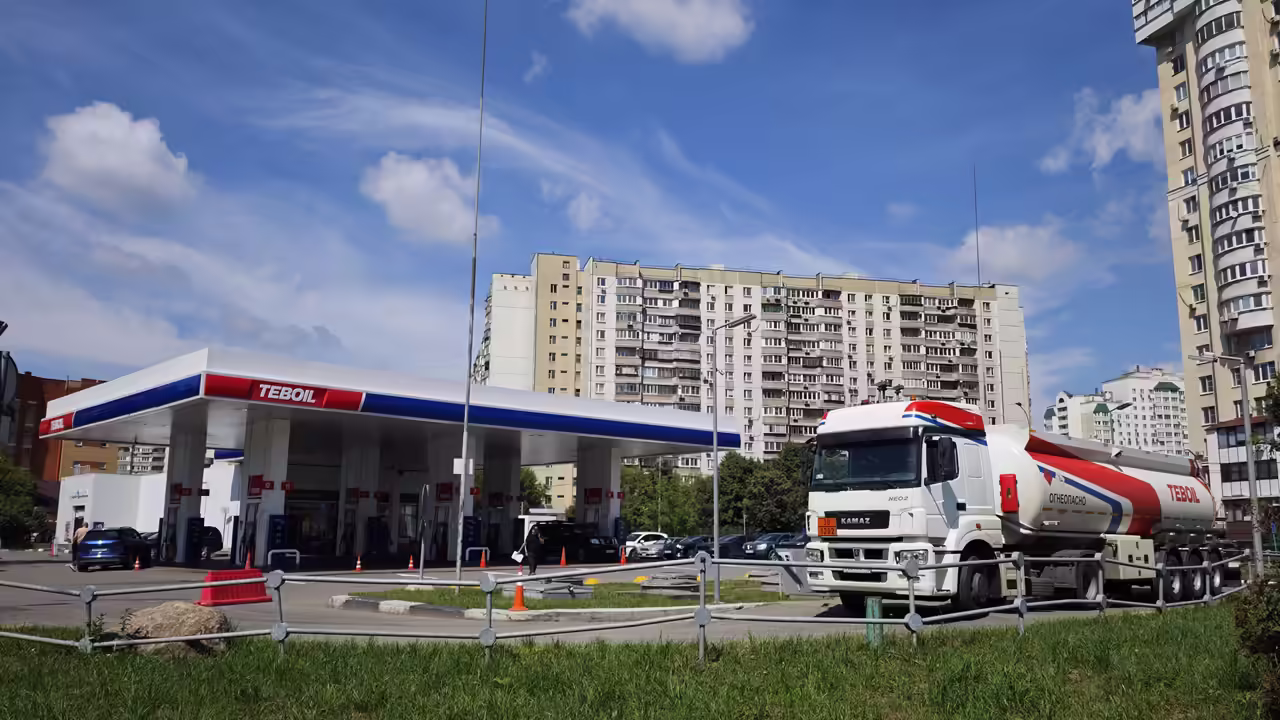 Бензин в России за первую неделю осени подорожал почти на 50 копеек