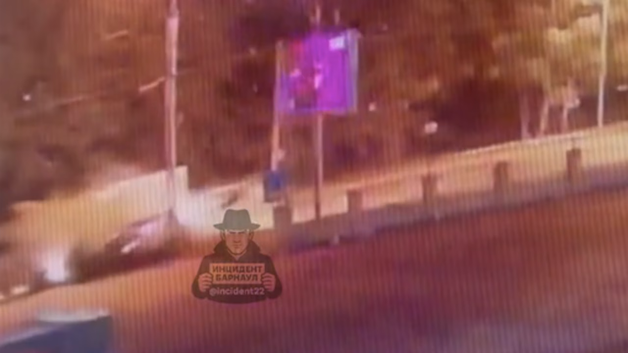 В Барнауле на видео попало, как водителя выбросило из машины на дорогу в ДТП