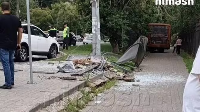 В Нижнем Новгороде автобус с пассажирами въехал в остановку