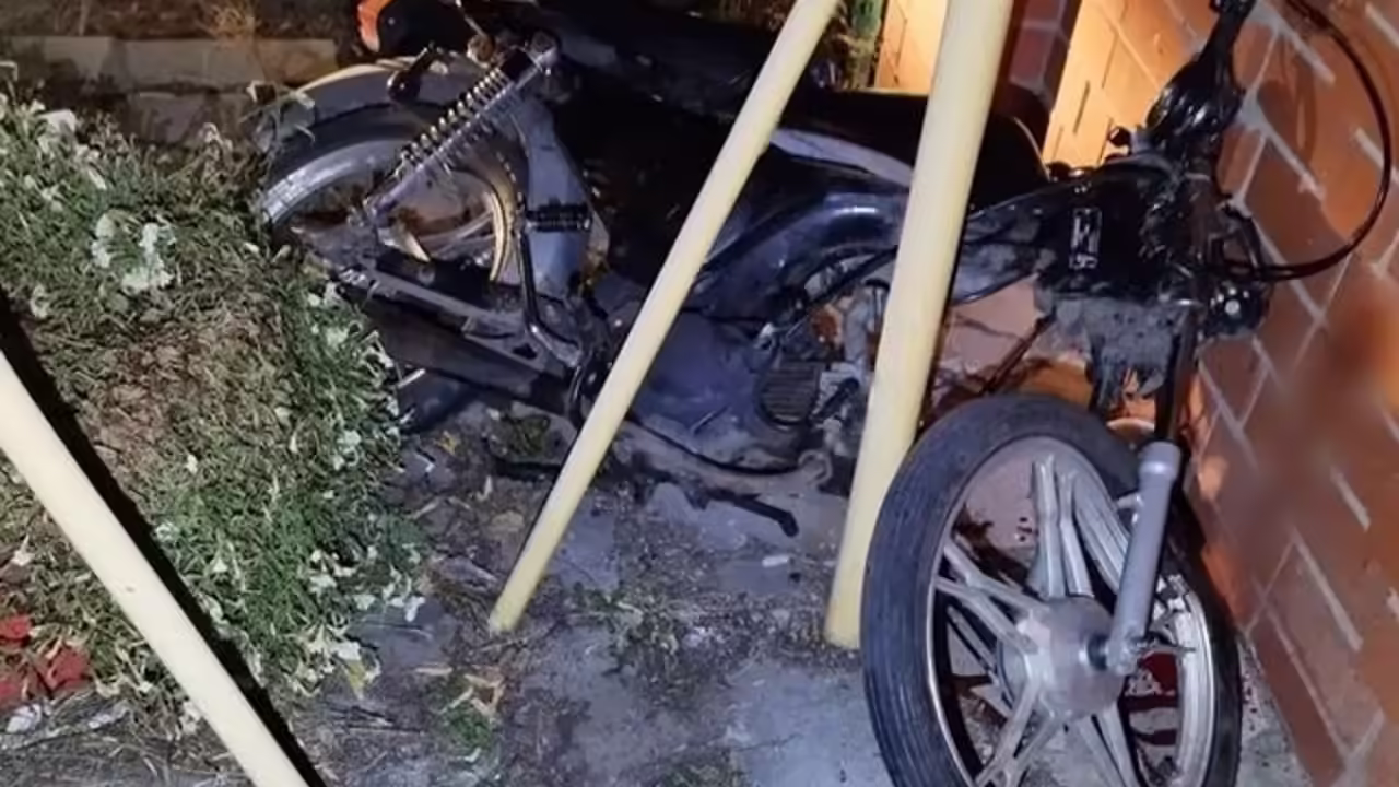 На Урале подросток на мопеде въехал в дом в попытке скрыться от полиции