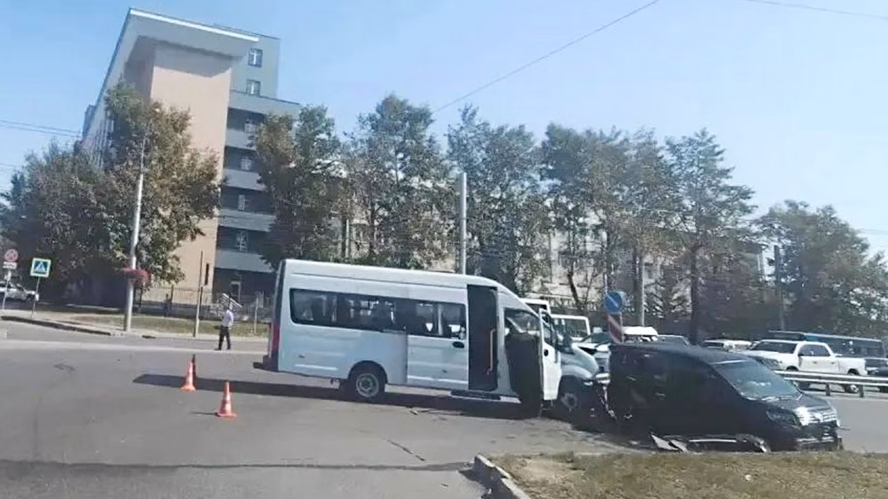 Пять человек пострадали при столкновении микроавтобуса с иномаркой в Иркутске
