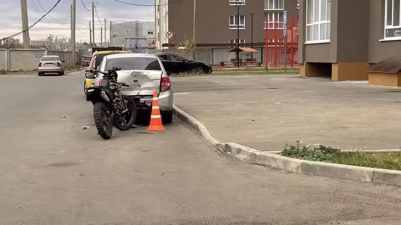 В Оренбурге подросток на мотоцикле протаранил припаркованную машину