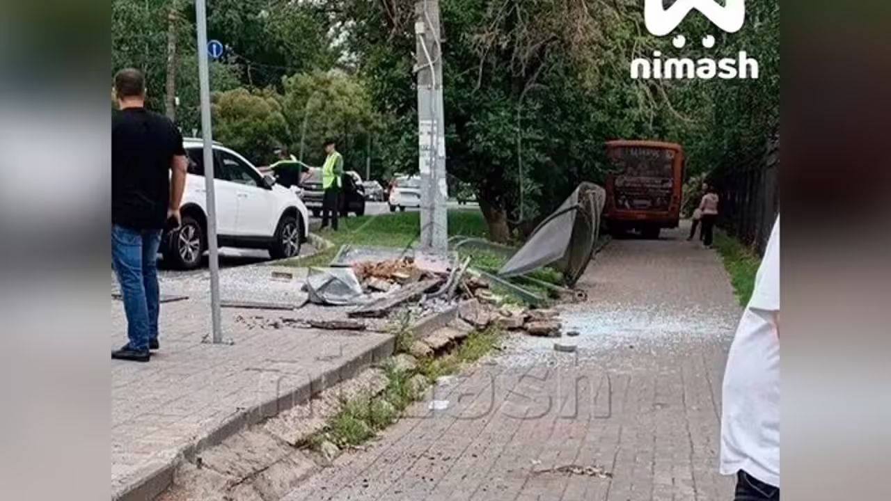 Водитель автобуса умер за рулем и врезался в остановку в Нижнем Новгороде