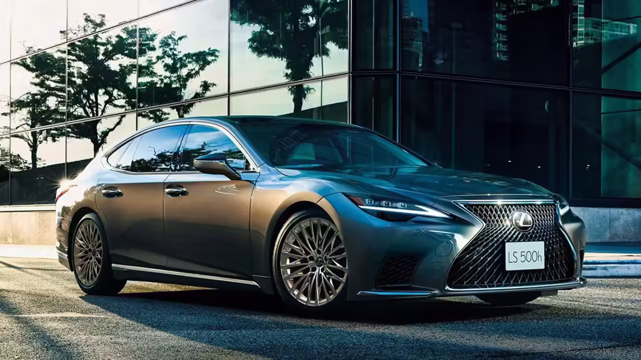 Флагманский седан Lexus LS получил несколько обновок, цены известны