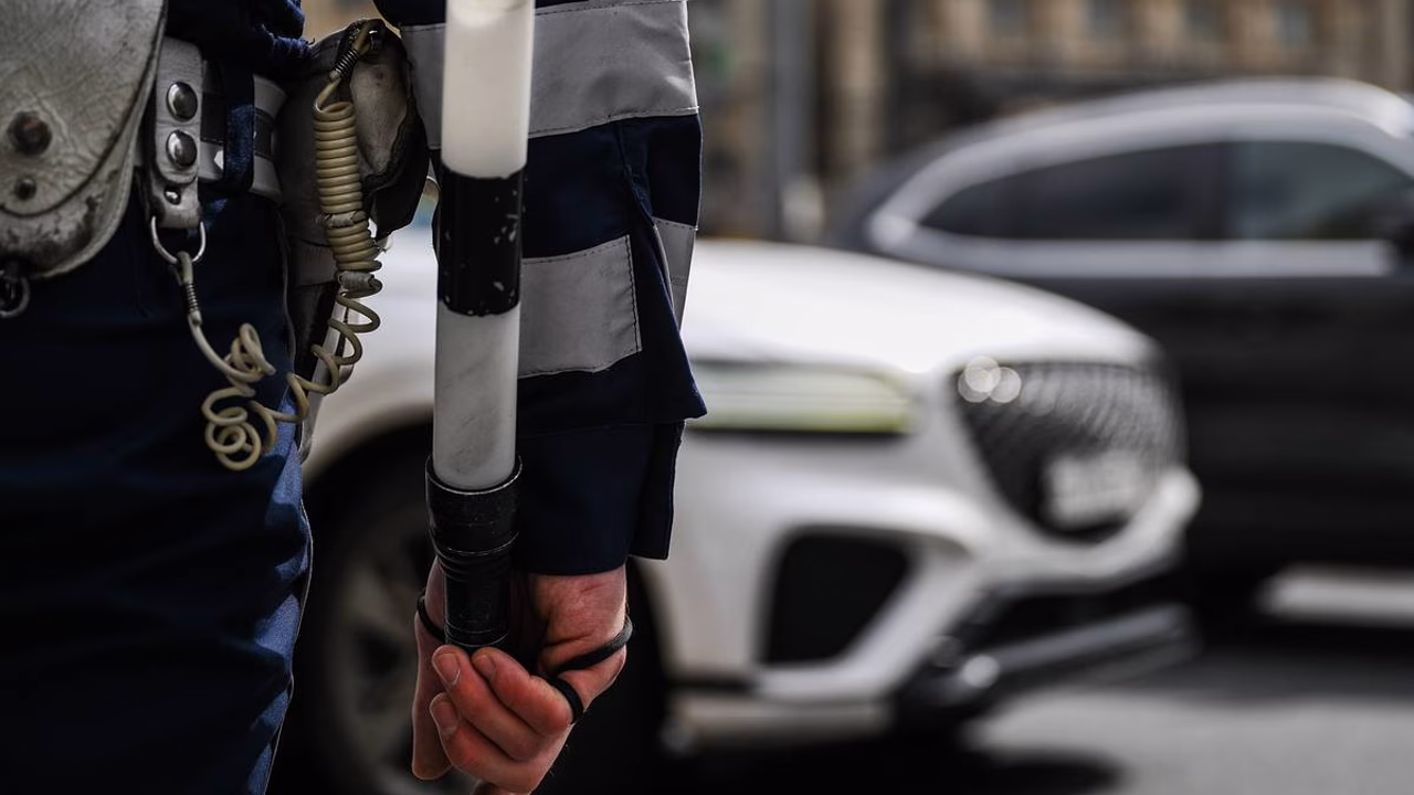 В Москве мотоцикл врезался в Mercedes
